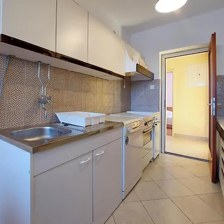 Nikola Apartment Punat
