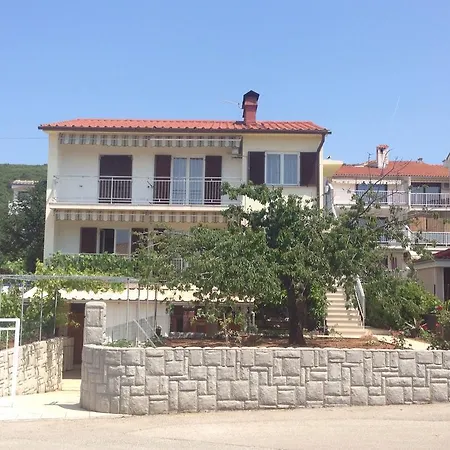 Nikola Apartment